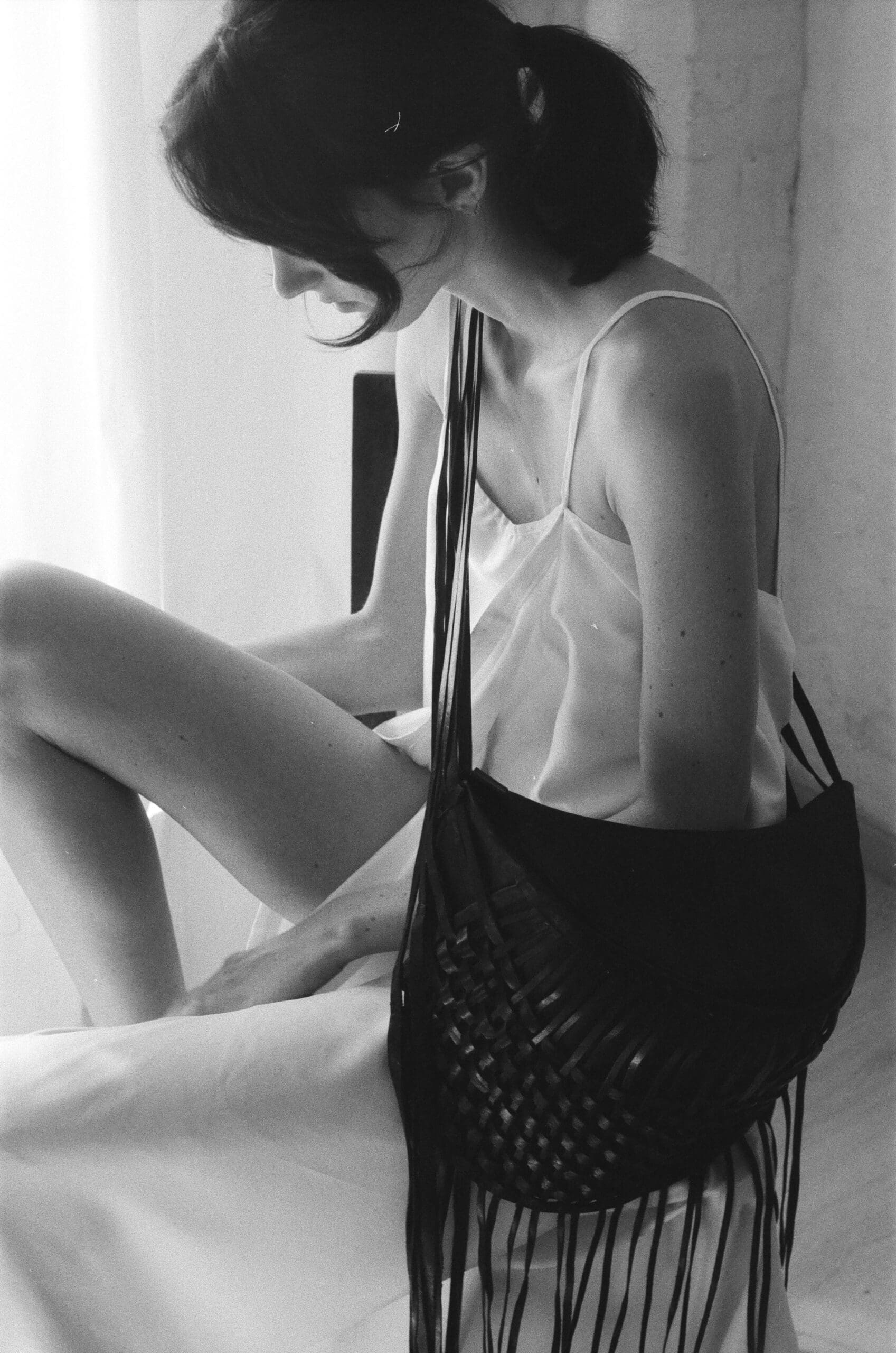 Marie-Bernadette-Woehrl-woven-artisanal-leather-fringe-sculptural-messenger-bag-4-picture-Marelise-Bots.jpg